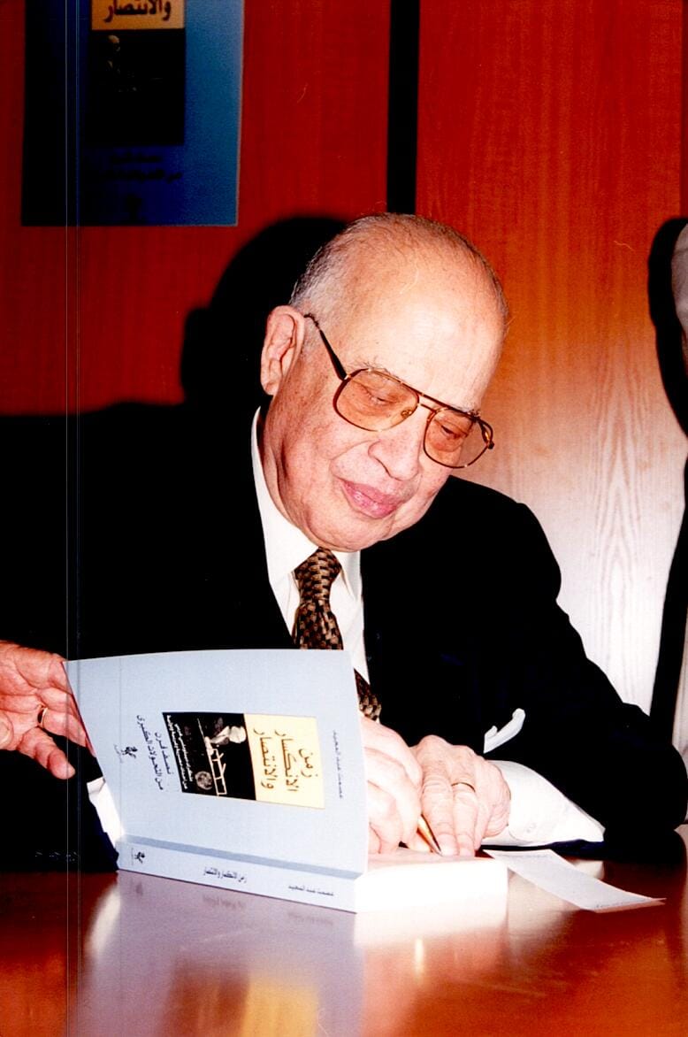 أمين عام جامعة الدول العربية د. عصمت عبد المجيد يوقّع كتابه «زمن الانكسار».